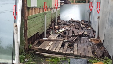 Установка в строительный мусор рядом со стенами